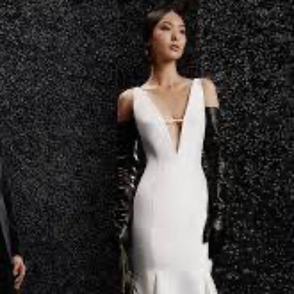 Vera Wang Size 10, A-Line Satin, Classic Wedding Gown, New